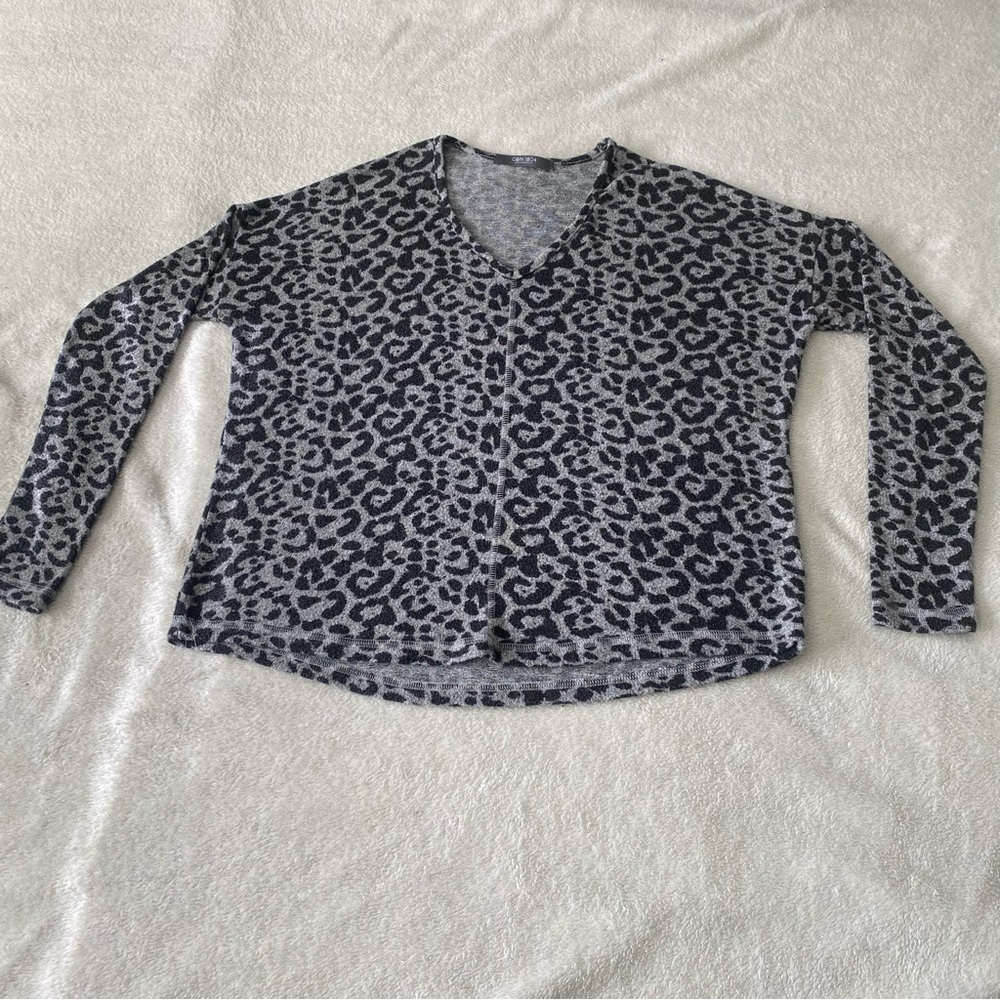Coin 1804 grey leopard print soft casual v neck long sleeve shirt​​​​
